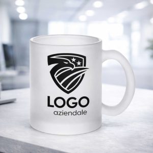 Tazza in vetro satinato personalizzata con logo aziendale su sfondo corporatist moderno